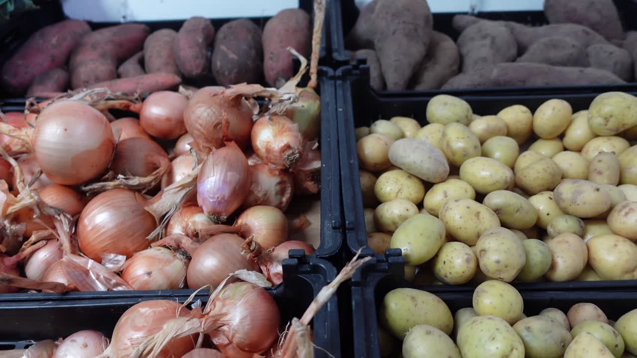 con productos de fondo en el mercado de verduras