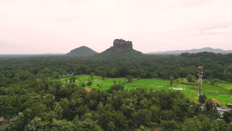 Vista-Panorámica-De-Sigiriya---Bosque-Verde-De-Sri-Lanka-Con-Roca-León-Y-Roca-Pidurangala