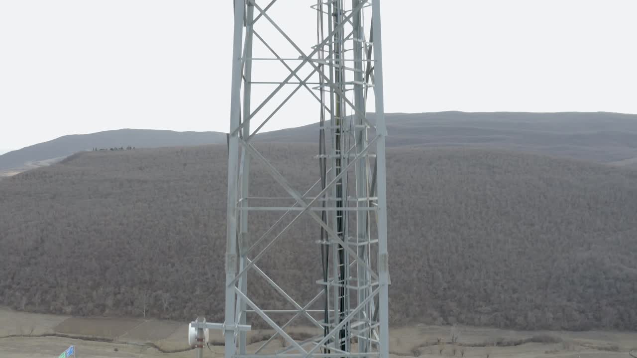 alto mástil de acero de telecomunicaciones con escalera construida en kaspi, georgia con vistas al amplio campo bajo el espectacular cielo - toma aérea