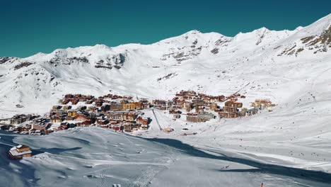 瓦爾托倫斯假期滑雪場在法國阿爾卑斯山,冬季風景,空中景觀