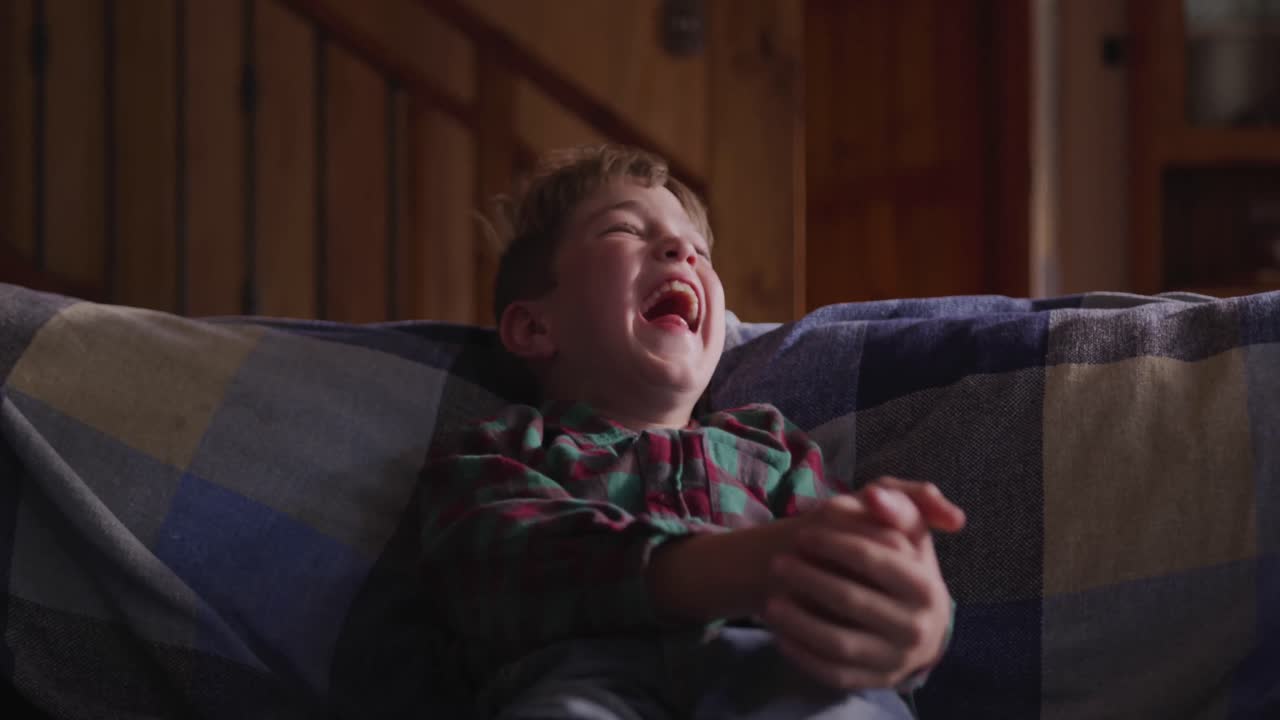 집 에 앉아 있는 행복 한 소년 의 초상화