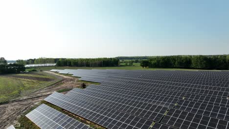 Despegue-De-Drones-Desde-La-Estación-De-Planta-Base-De-Paneles-Solares-Producción-De-Energía-Solar-Limpia,-Verde-Y-Renovable