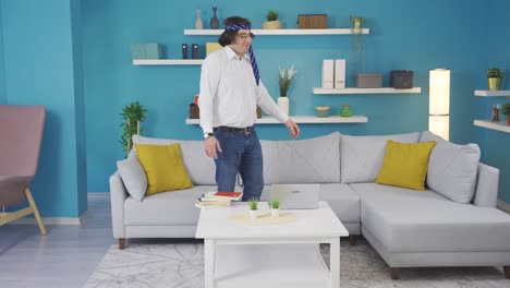 un hombre de negocios gracioso. divertirse y trabajar en casa.