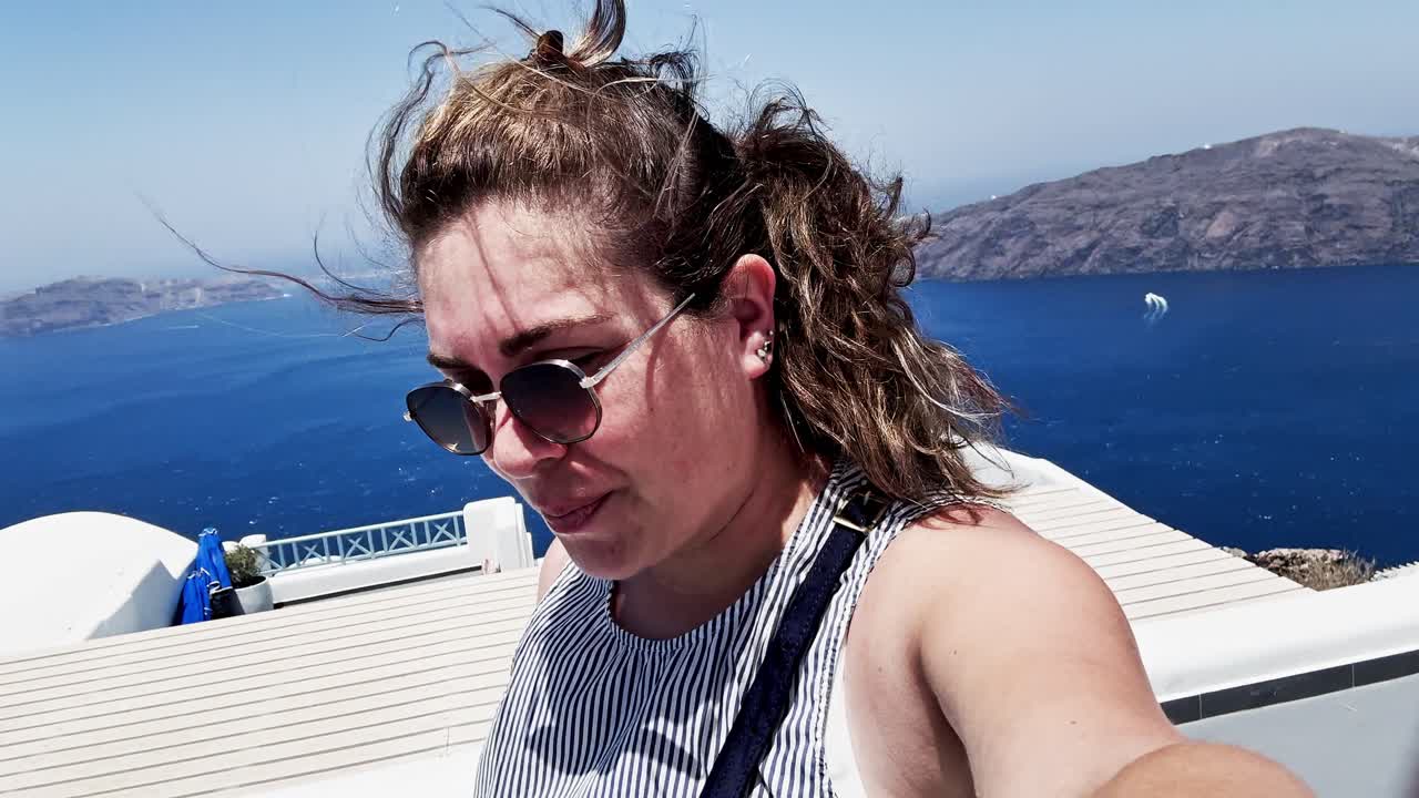 Glad turist tager selfie i Santorini, Grækenland
