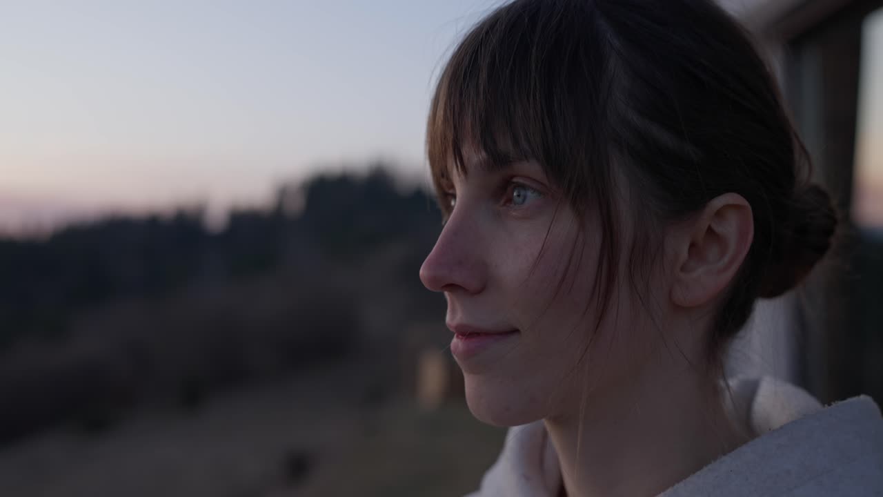 Una mujer disfrutando de la puesta de sol.