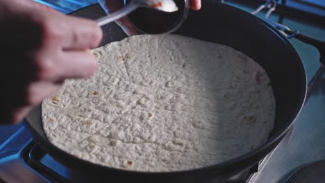 Haciendo-Bocadillos-De-Pizza-Rápidos-Y-Saludables-Con-Envoltura-De-Tortilla-En-Una-Sartén