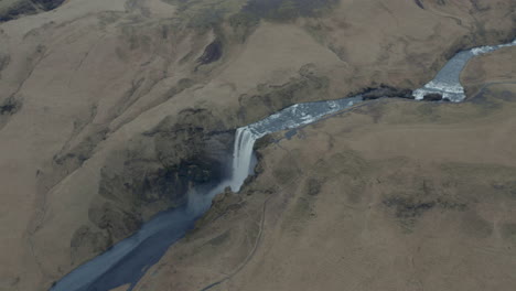 Disparo-En-Círculo-Alto-Sobre-La-Cascada-Skógafoss-Islandia