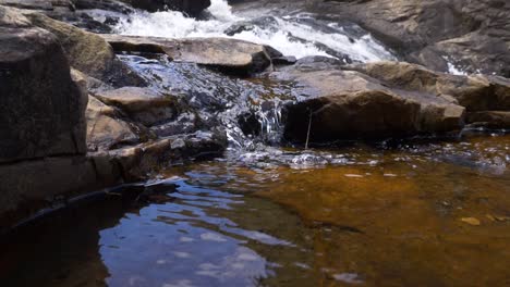 el agua fresca y clara del río que fluye sobre las rocas