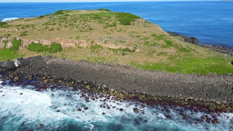 Rocas-De-Basalto-En-El-Paseo-Marítimo-De-La-Reserva-Acuática-De-La-Isla-Cook-Junto-Con-El-Promontorio-Fingal-En-Nueva-Gales-Del-Sur,-Australia