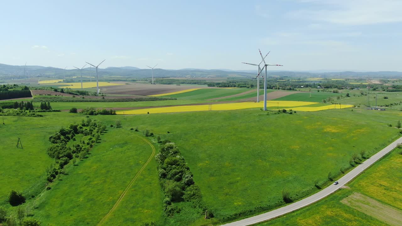 작업 중인 풍력 터빈, 농촌 풍경의 재생 가능 에너지원, 농지 항공사진