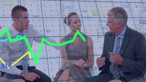 animación del procesamiento de datos estadísticos sobre diversos empresarios discutiendo juntos en la oficina