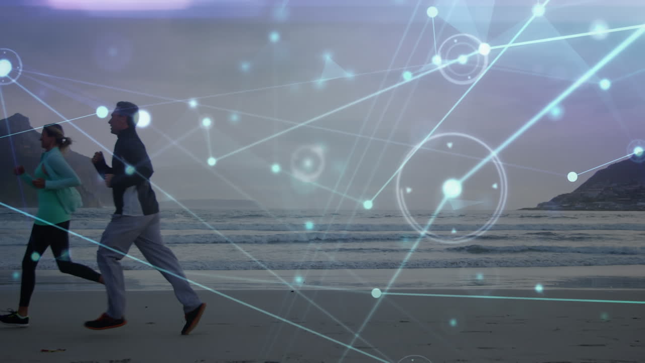 animación de la red de conexiones sobre pareja caucásica corriendo en la playa