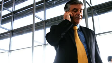 hombre de negocios hablando por teléfono móvil