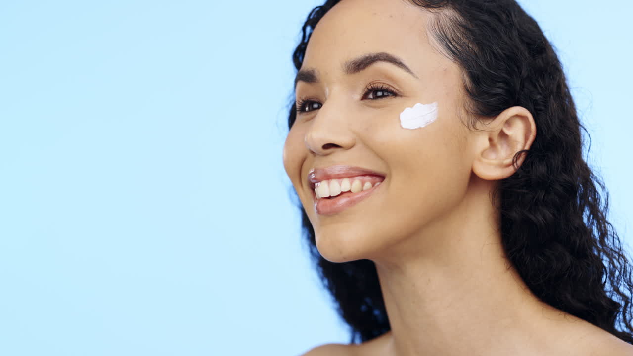 mujer, cara y crema de cepillo para la belleza