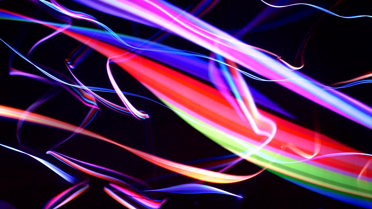 cuerdas de fibras coloridas en movimiento contra un fondo negro