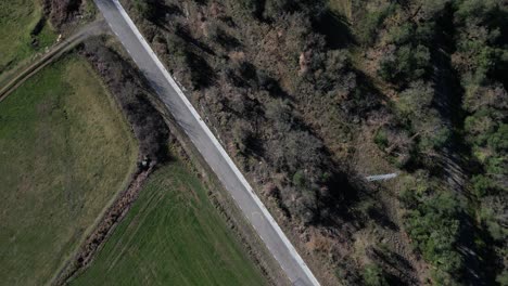 Un-Camino-Sinuoso-A-Través-De-La-Exuberante-Región-De-Tavertet-En-Barcelona,-Vista-Aérea