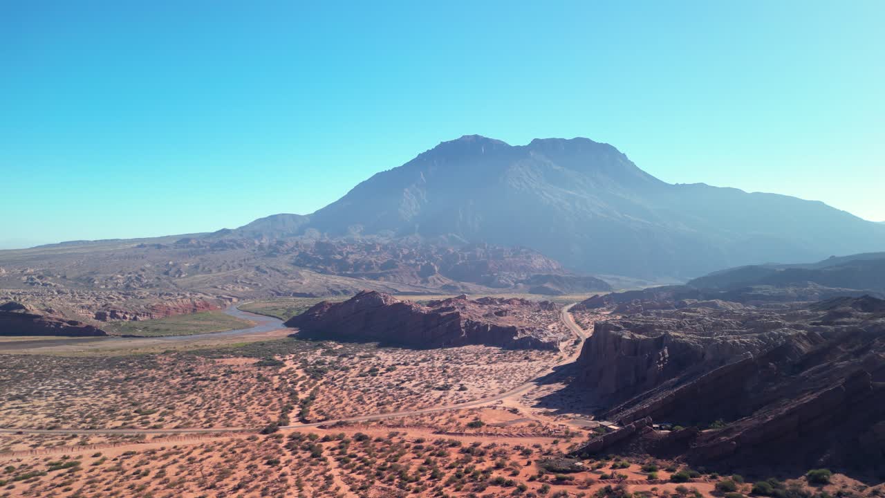 Vista aerea di un paesaggio desertico arido con montagne e fiume