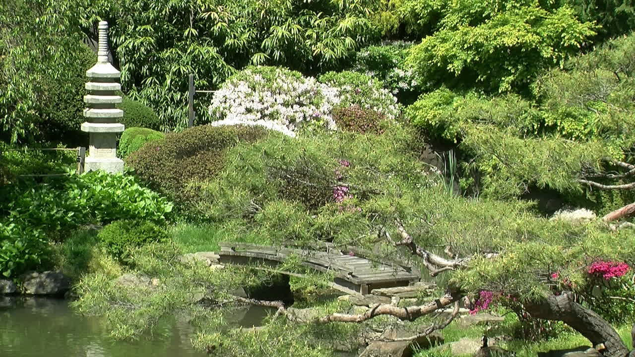 일본 정원의 석탑과 인도교