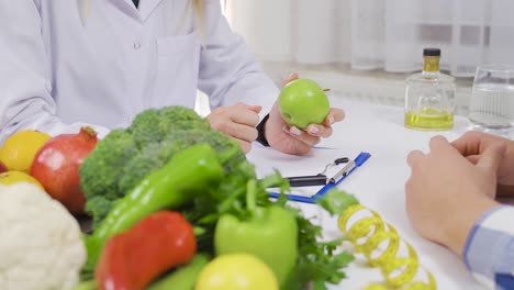 un dietista profesional está explicando un plan de dieta saludable al paciente.
