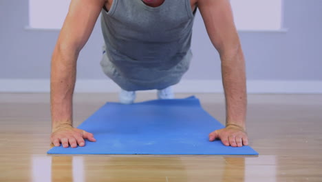 Apuesto-Hombre-Deportivo-Haciendo-Flexiones