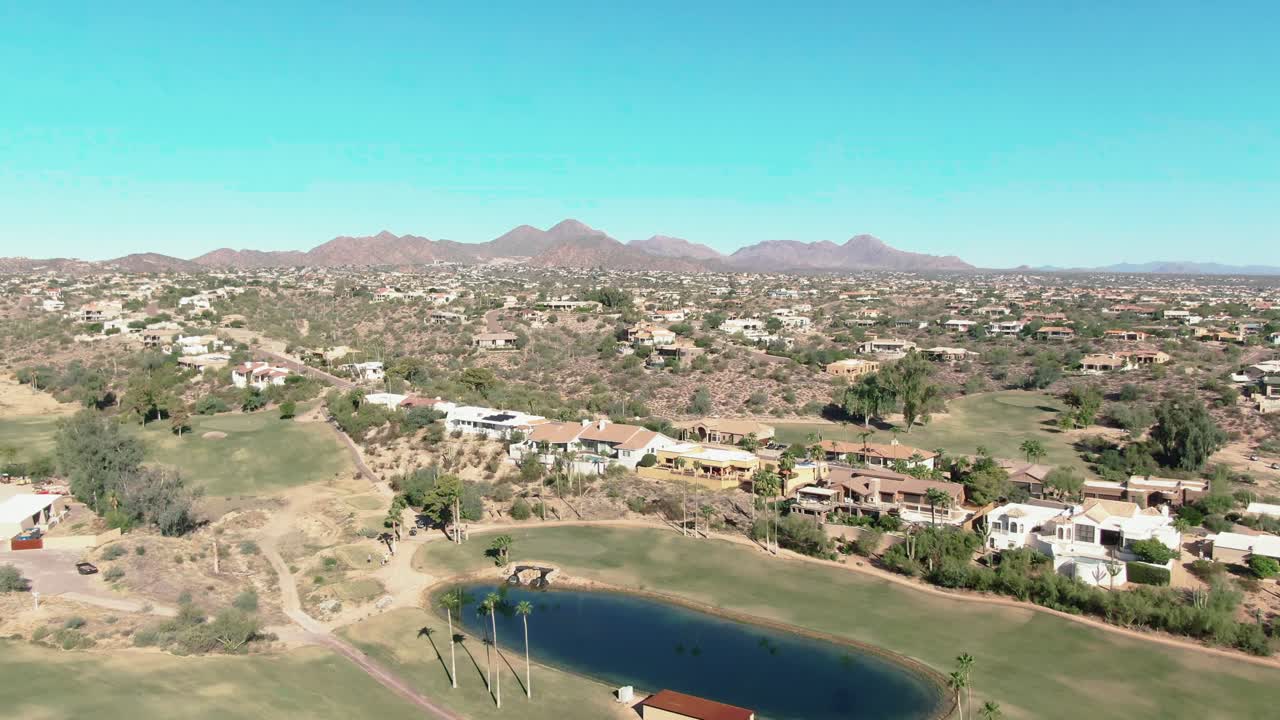 Vista aerea di un campo da golf molto secco a Phoenix, Arizona