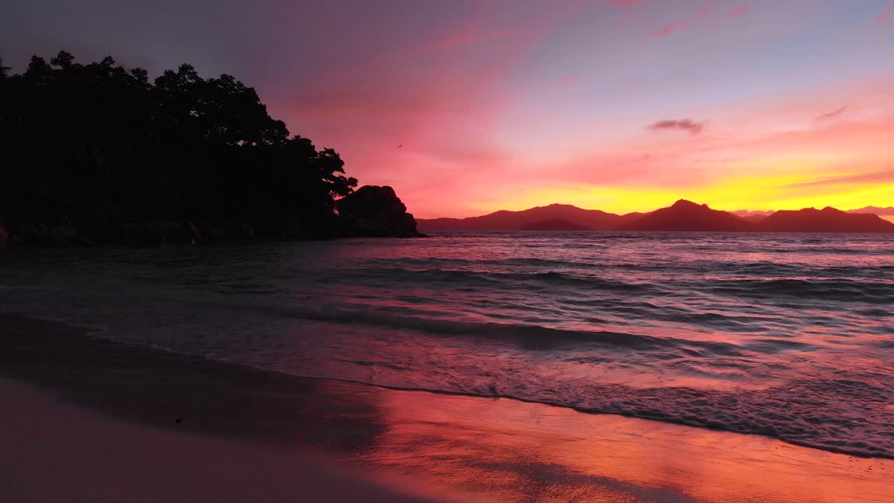 hermosa puesta de sol en la digue, una isla de las seychelles