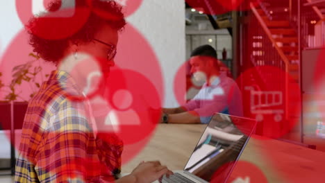 animación de una red de iconos digitales sobre una mujer de negocios usando una computadora portátil