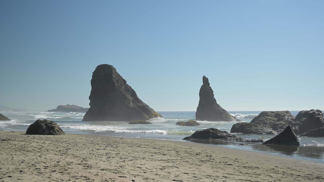 pintoresca playa de la costa de oregon con rocas y pilas de mar
