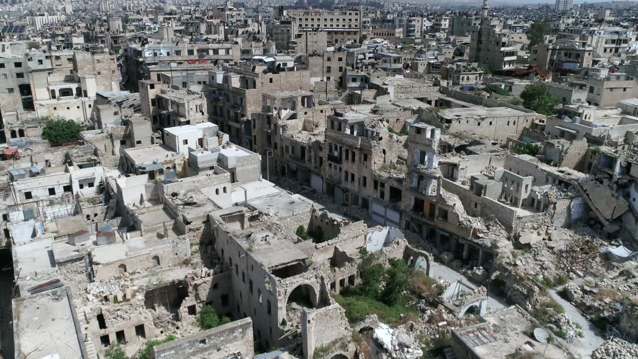 Edifici di Aleppo in Siria 10 anni dopo la guerra civile. Si può vedere erba che ricopre le rovine degli edifici, distrutti dopo i bombardamenti 4K