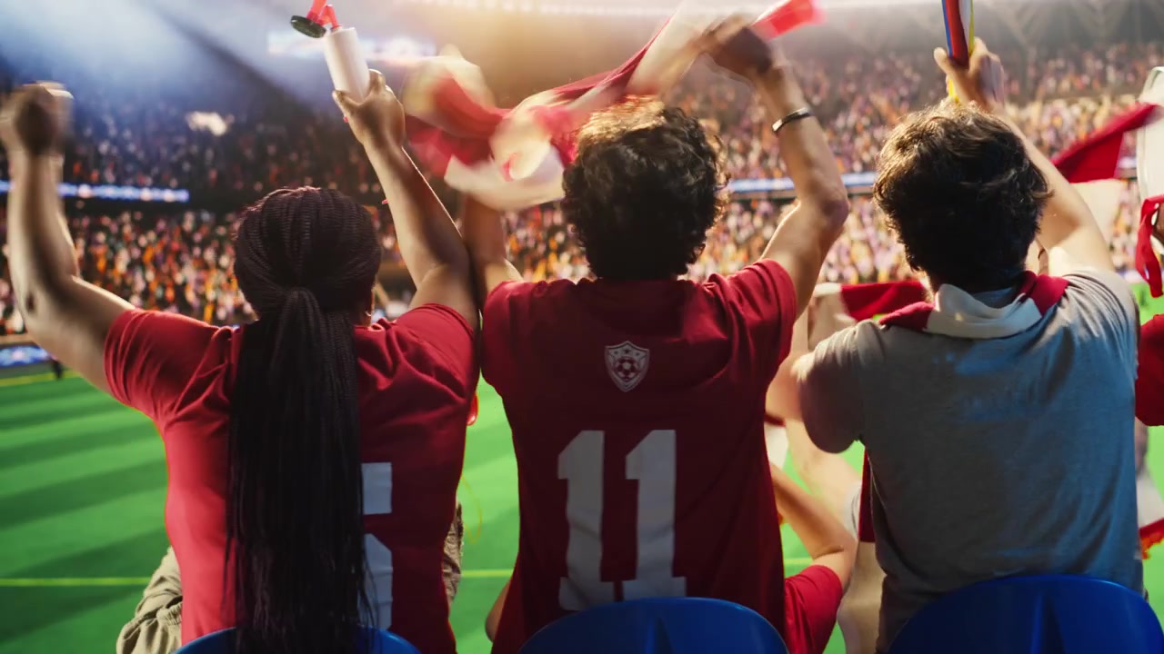 Mujer feliz se divierte con aficionados al fútbol en un estadio abarrotado