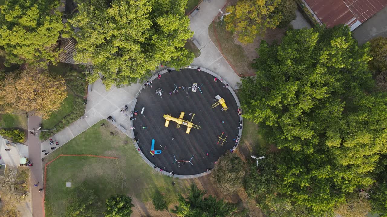 야외 공원에서 그네와 미끄럼틀을 즐기는 아이들