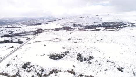 vista aérea de la montaña de nieve de invierno
