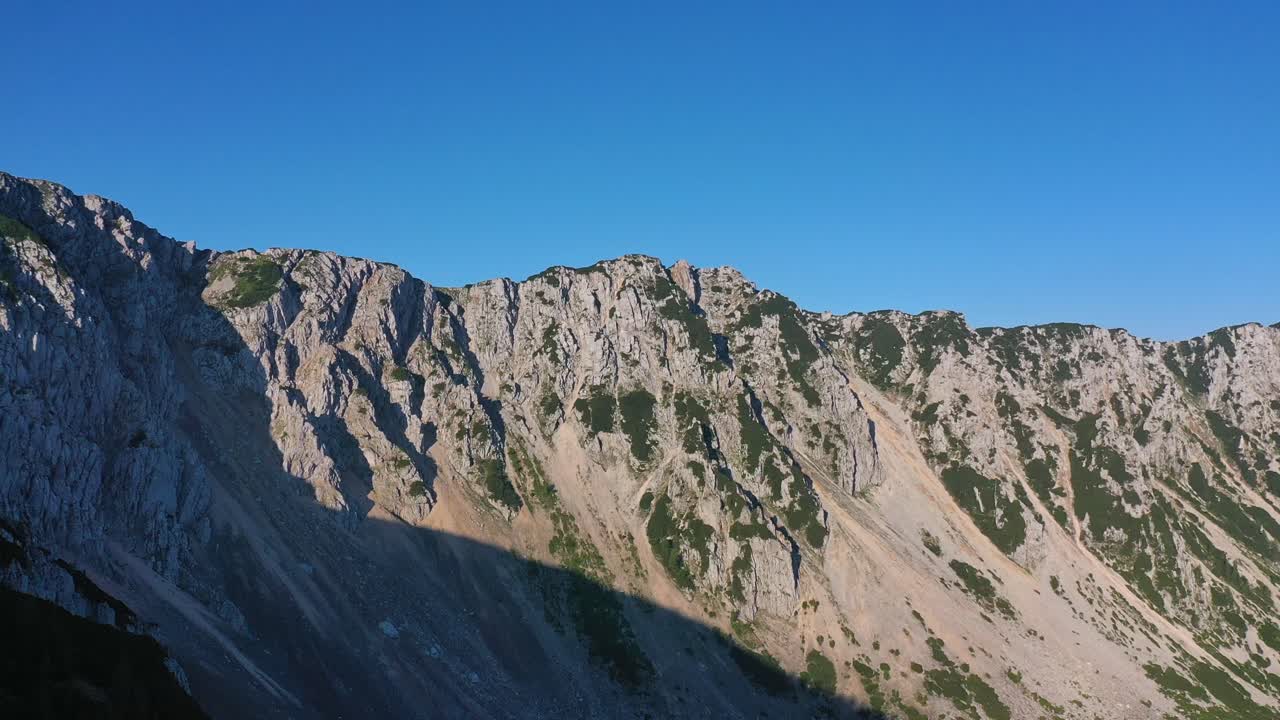 vista de drones de una majestuosa cordillera de montaña petzen en st