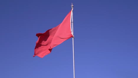 Elegante-Exhibición-En-Cámara-Lenta-De-La-Bandera-Marroquí-Ondeando