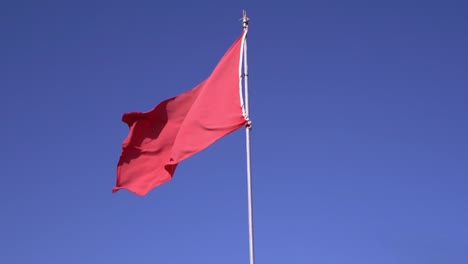 graciosa exhibición en cámara lenta de la bandera marroquí ondeando