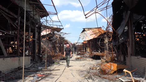 Un-Hombre-Camina-A-Través-De-Un-Centro-Comercial-Destruido-Y-Quemado-Tras-Un-Ataque-Con-Misiles-Rusos-En-La-Ciudad-De-Kharkiv,-Ucrania