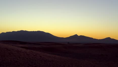 Dunas-De-Arena-Y-Montañas-En-El-Desierto-Del-Sahara-En-El-Norte-De-África-Al-Amanecer