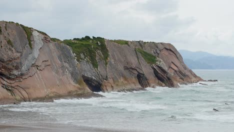 Statische-Ansicht-Der-Schroffen-Felsklippenschichten-Am-Strand-Von-Itzurun-Im-Norden-Spaniens