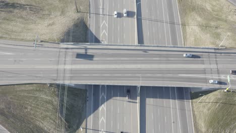 Freeway-Interstate-Overpass-Vogelperspektive-An-Einem-Sonnigen-Sommertag-Mit-Einer-Variation-Von-Nutzfahrzeugen,-Industriefahrzeugen,-Limousinen,-Die-Mit-Kaum-Verkehr-Für-Bauzementlieferwagen-Vorbeifahren1-2