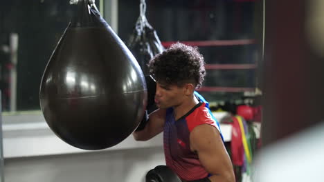 entrenamiento de boxeador joven con saco de boxeo
