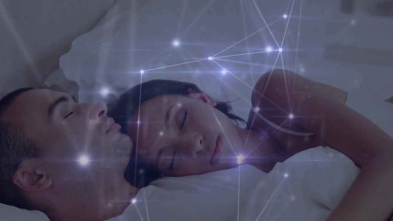 Scena che avvia un overlay di tecnologia sanitaria che pulsa sopra una coppia che dorme mentre la chiarezza della camera da letto emerge