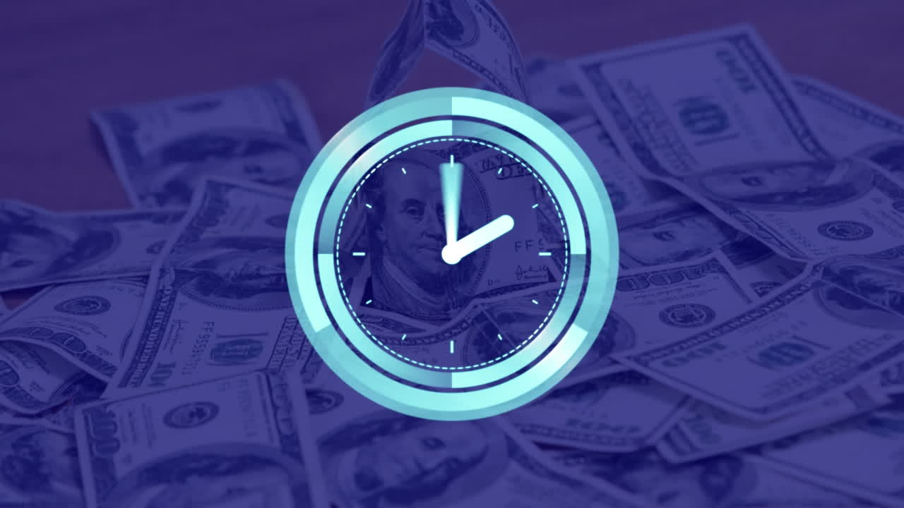 Animación digital de un reloj brillante marcando la hora sobre billetes de dólares americanos en una superficie de madera.