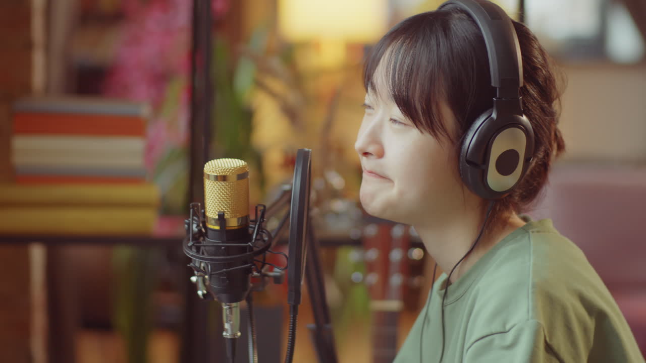Giovane donna asiatica che registra un podcast