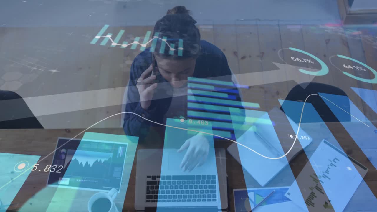 animación del procesamiento de datos sobre una mujer de negocios caucásica