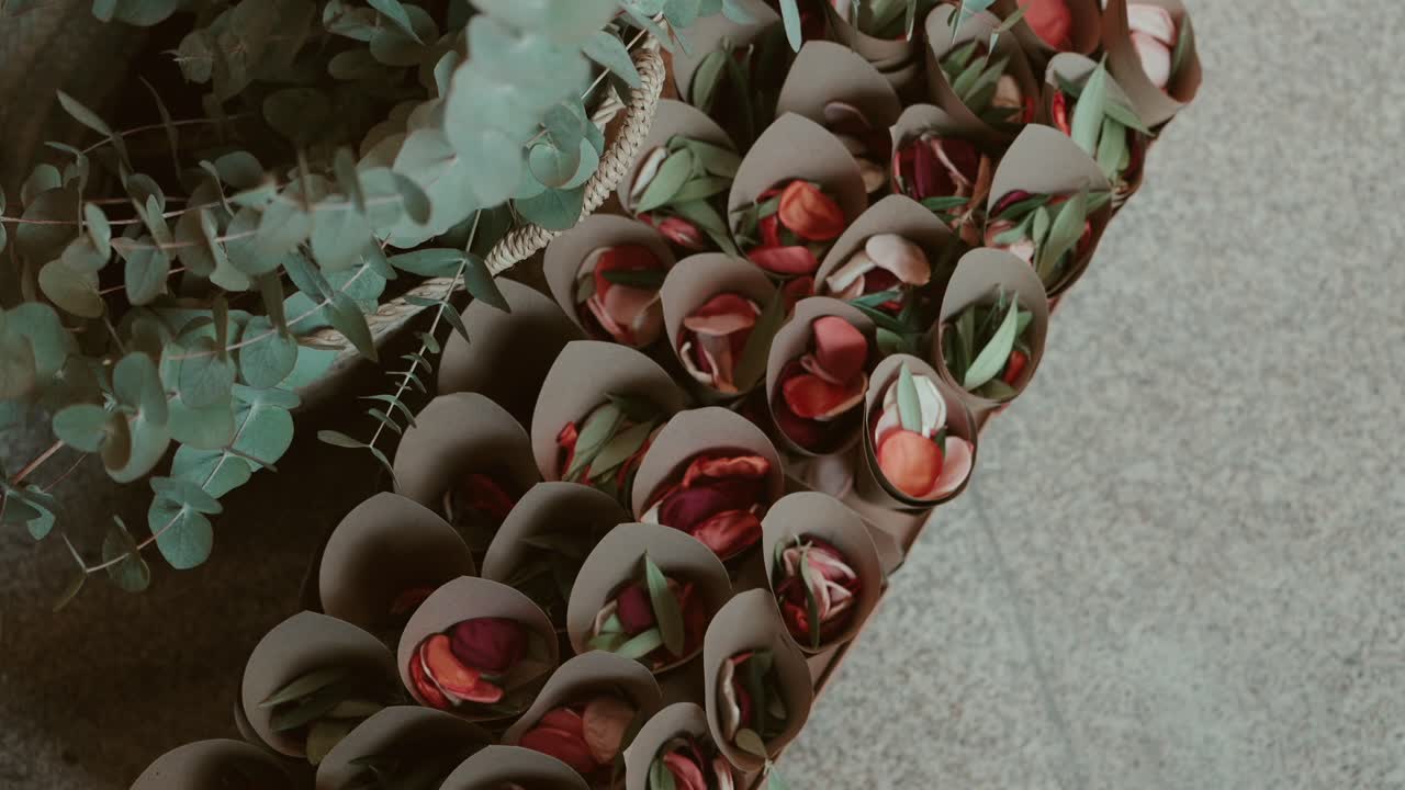 Mini bouquet di fiori avvolti in carta disposti ordinatamente in ambienti interni