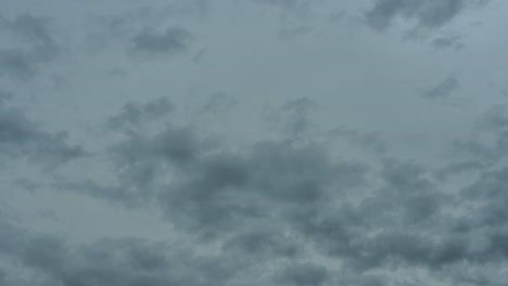 lapso de tiempo de nubes de tormenta dramáticas moviéndose hacia la cámara