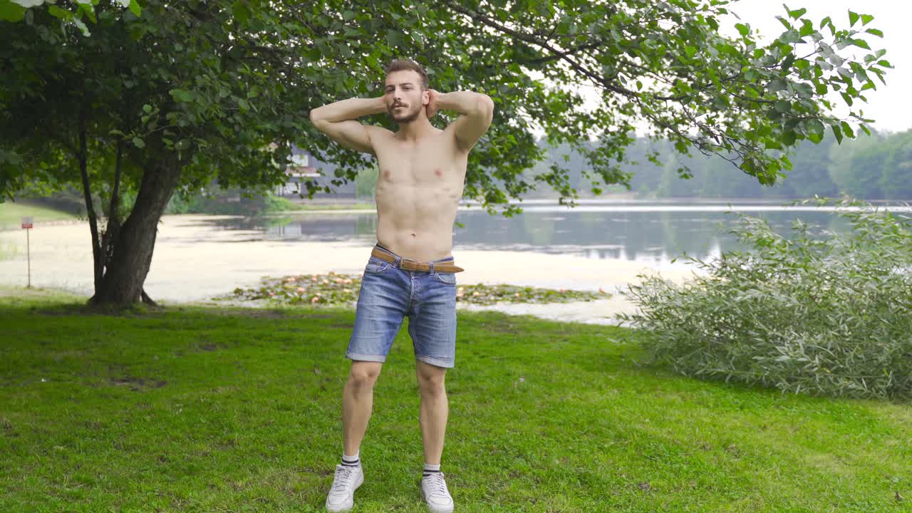 자연 공원에서 스포츠를 하는 젊은 남자.