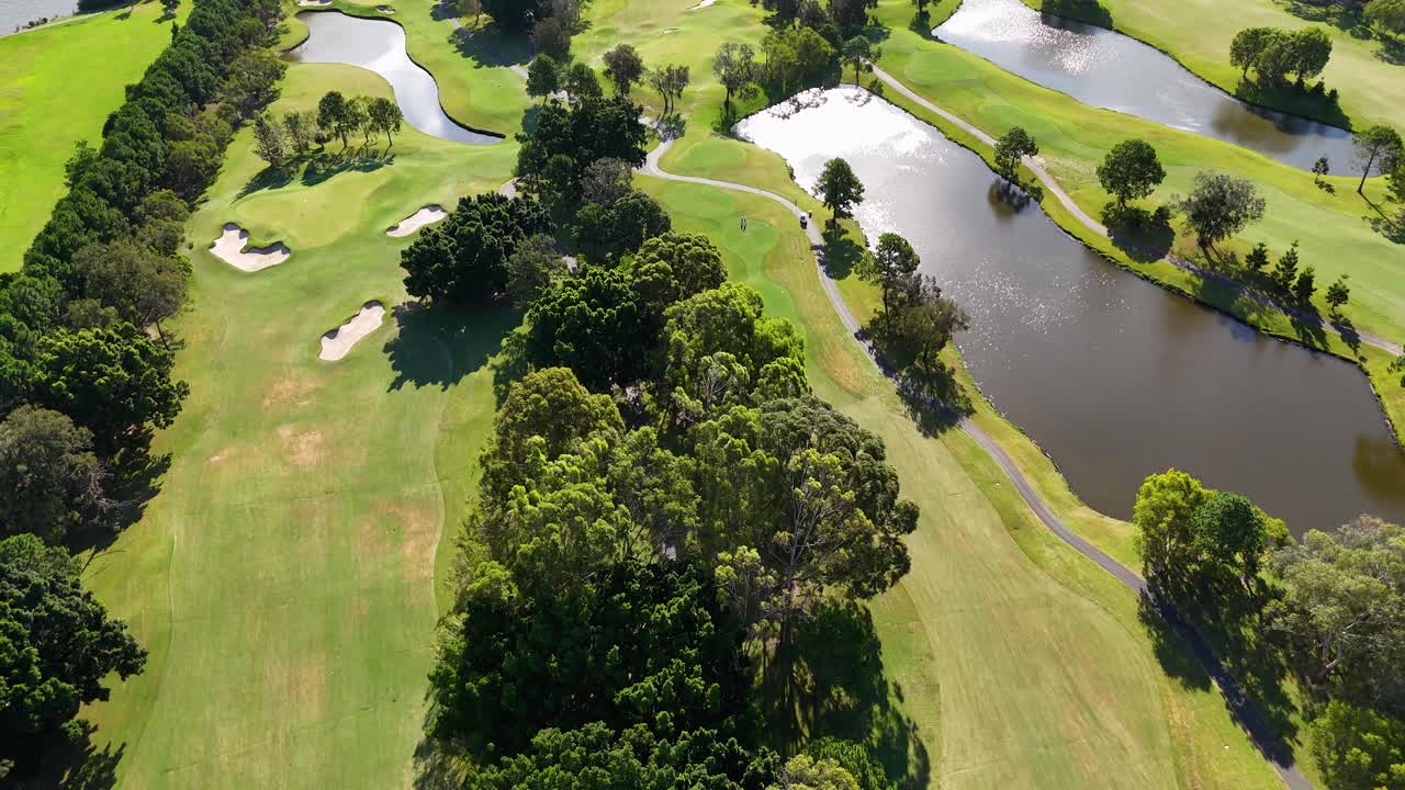 나무 와 물 의 특징 을 가진 울창 한 골프장