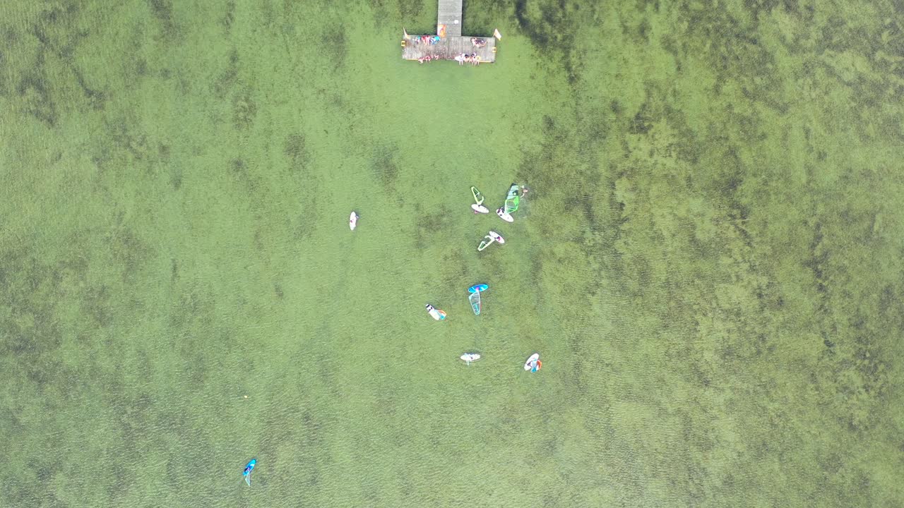 윈드서핑 연습 중인 사람들