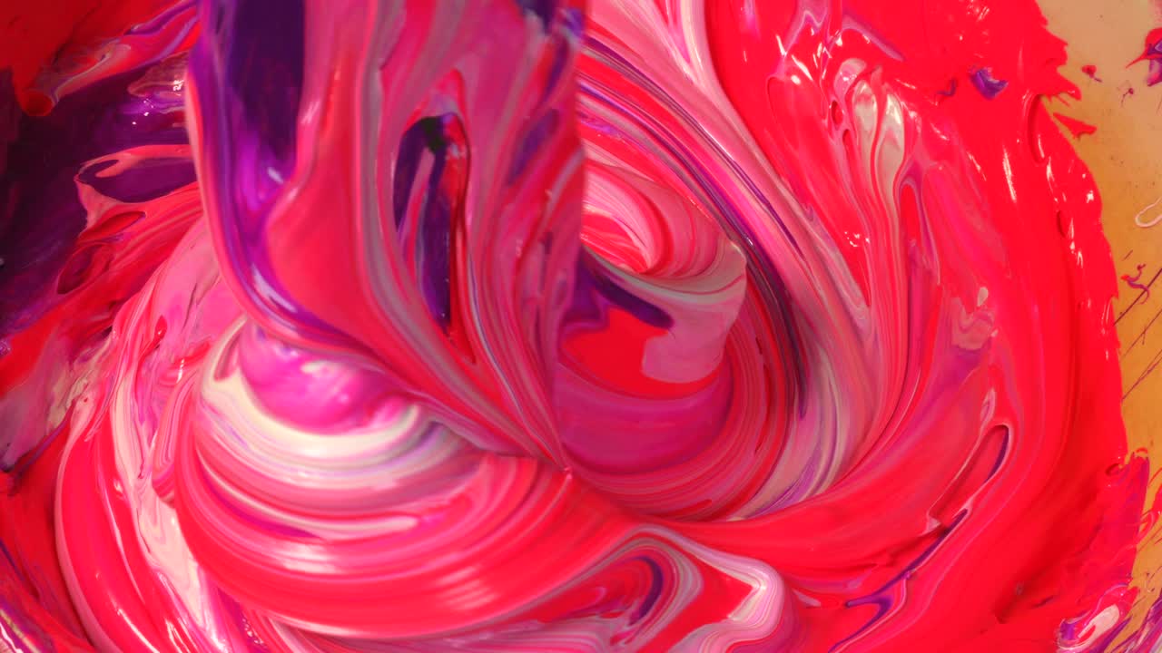 mezclando un nuevo color rosa claro a mano